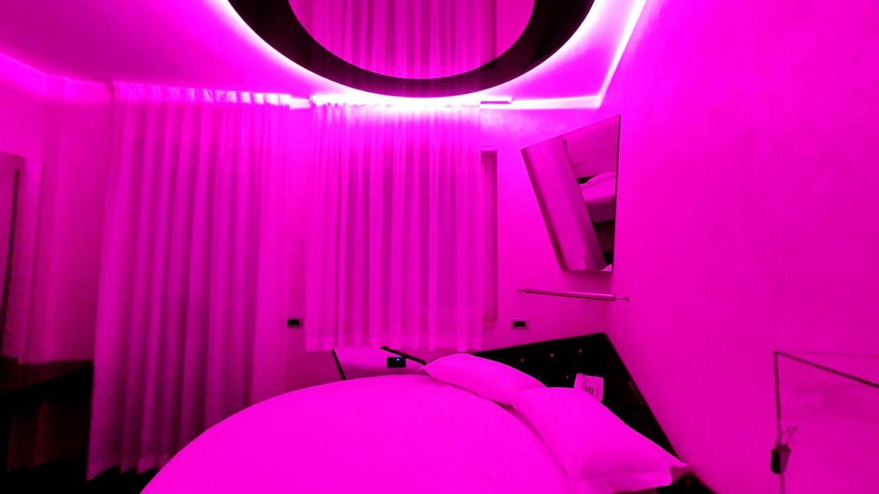 C Rooms - Love Motel Monza ชินิเซลโลบาลซาโม ภายนอก รูปภาพ