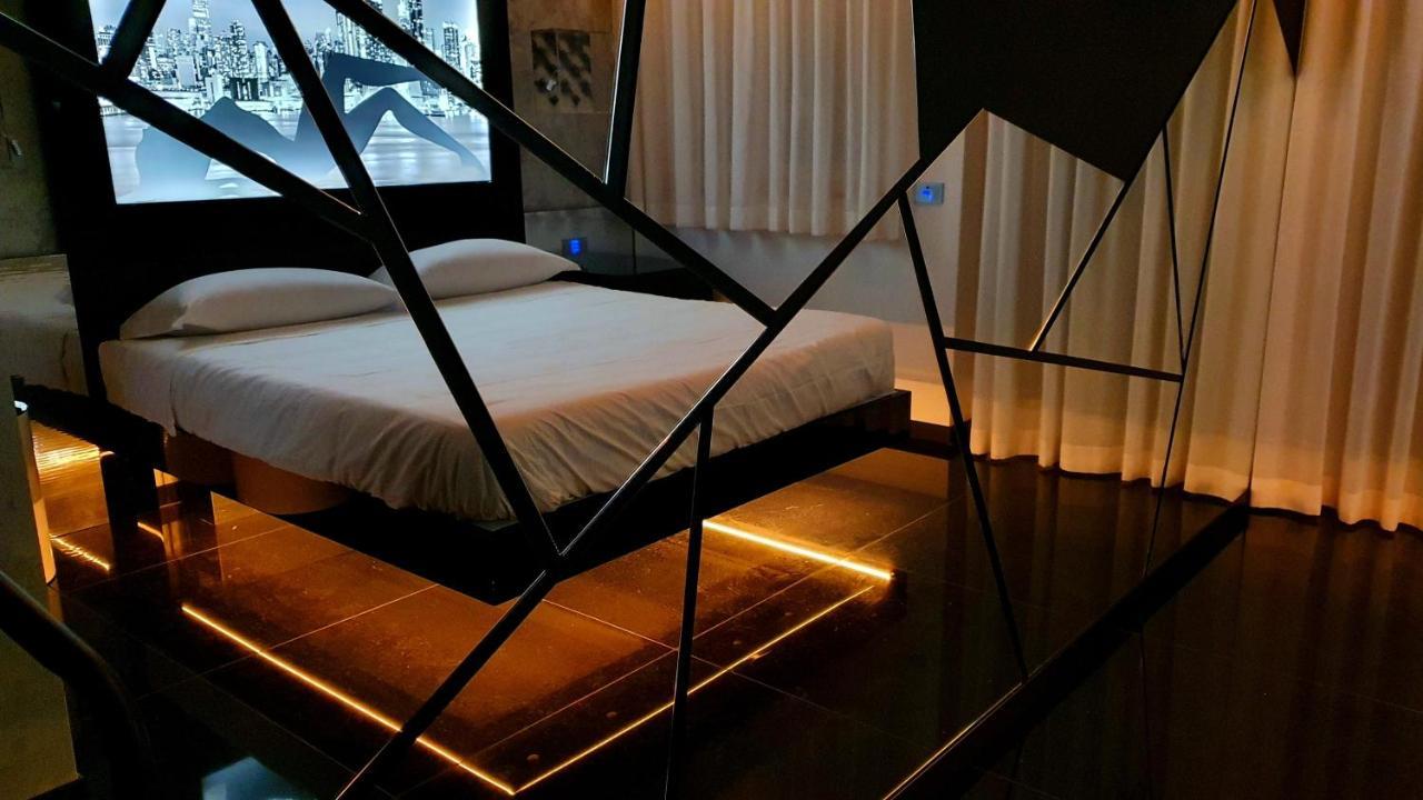 C Rooms - Love Motel Monza ชินิเซลโลบาลซาโม ภายนอก รูปภาพ